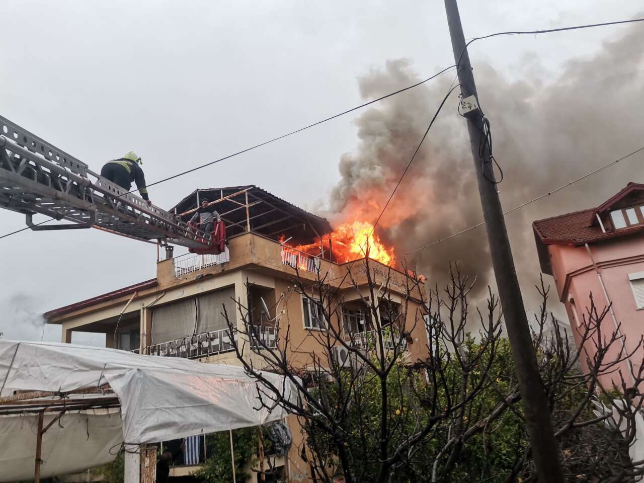 Köyceğiz’de Çatı Yangını, Bir Kişi Son Anda Kurtarıldı 1